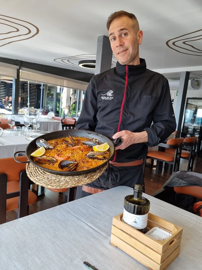 Camarero sirviendo paella
